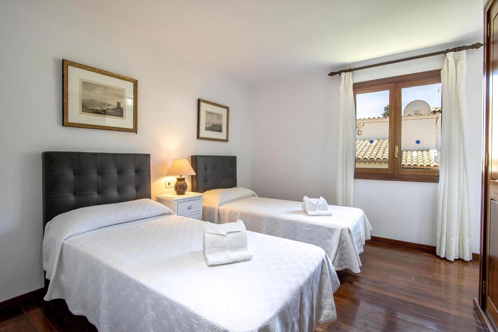 Ferienhaus Haus Mit Grossen Gaerten, Schoener Aussicht Auf Berge Und 300 M Vom Entfernt Cala de Sant Vicenc